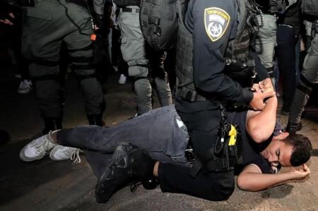 شرطة الاحتلال تعتدي على المعتصمين بحي الشيخ جراح